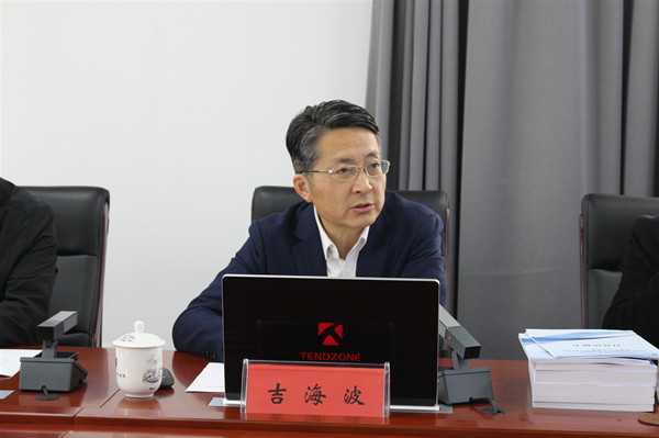 市教育考试院院长吉海波汇报工作.jpg 市教育考试院院长吉海波汇报工作.jpg