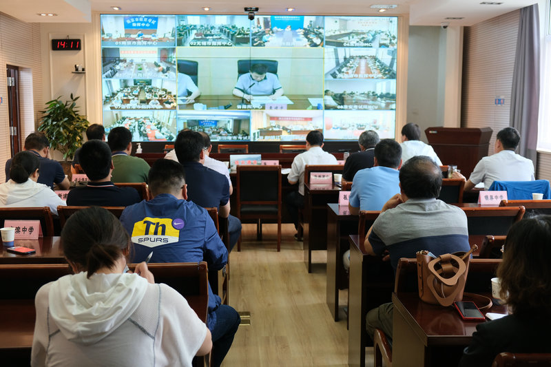 参会人员收听收看省考试院袁靖宇院长讲话.jpg