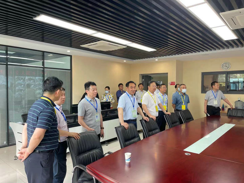 市委教育工委书记、市教育局局长陈中等一行巡查考点视频监控室.jpg