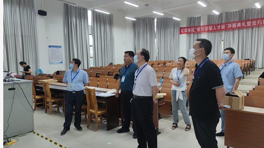 连云港市教育局二级调研员臧雷到考点巡视.jpg