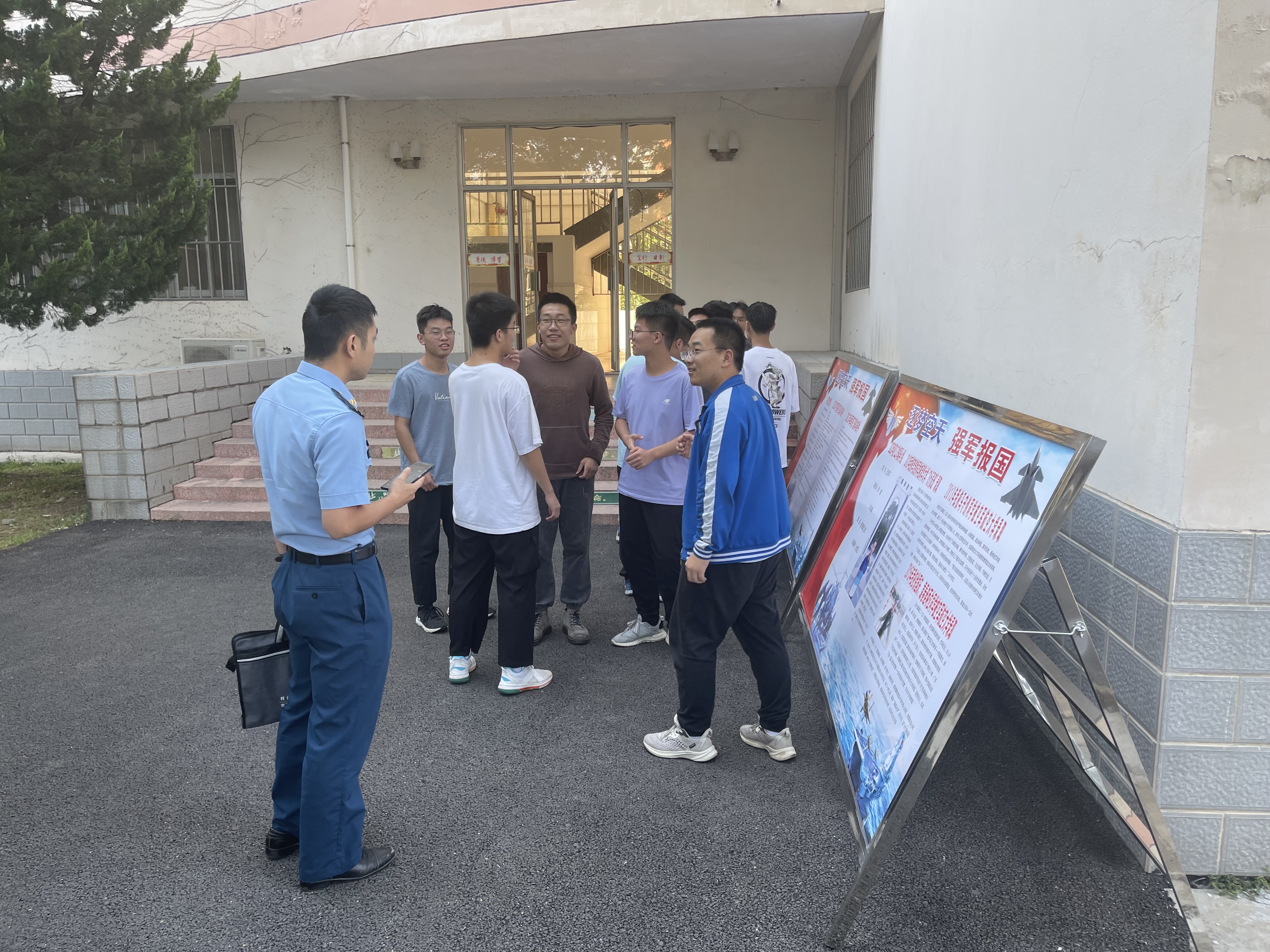张参谋在赣榆高级中学与学生交流.JPG
